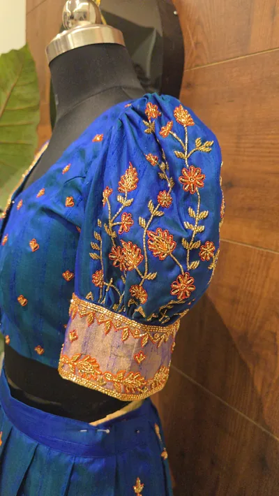 Blue blouse with an embroidered puff sleeve on a mannequin